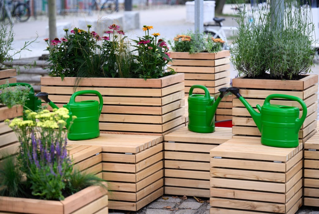 Sitzen im Schatten, Pflanzen und ein Trinkbrunnen: Das soll bei Hitze in der Öffentlichkeit helfen.