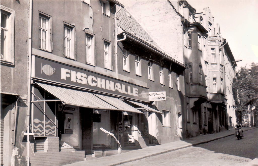 Es gibt ein Foto vom HO-Fischladen in der Brüderstraße 9, der aus den „Hamburger Fischhallen“ von Familie Grunert hervorgegangen ist.