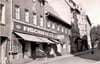 Es gibt ein Foto vom HO-Fischladen in der Brüderstraße 9, der aus den „Hamburger Fischhallen“ von  Familie Grunert hervorgegangen ist. 