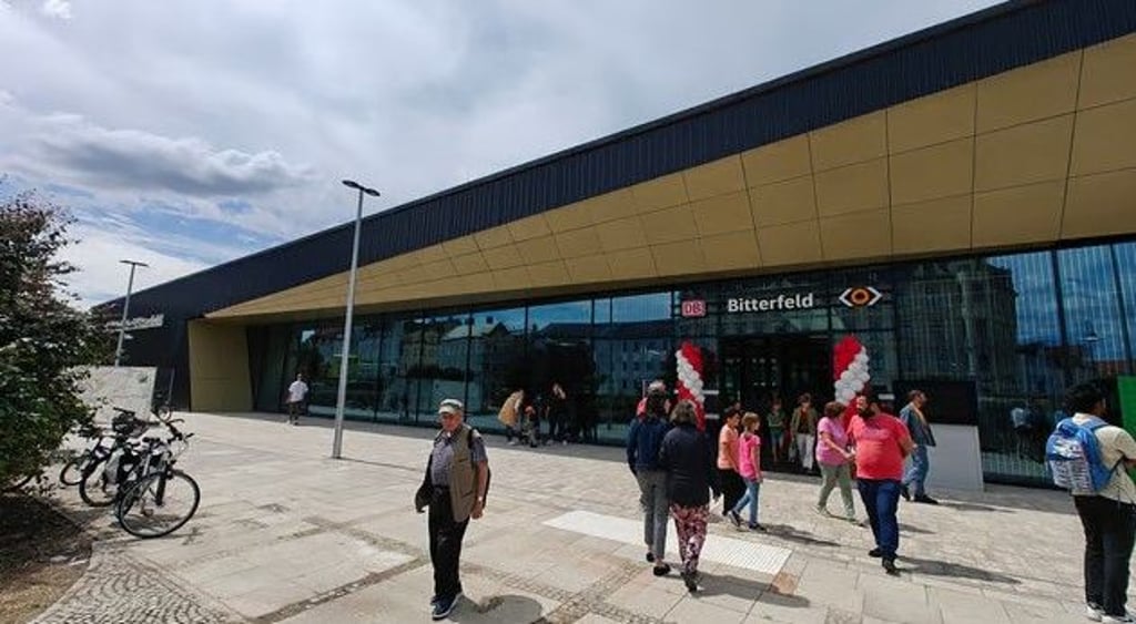 Das neue Empfangsgebäude am Bahnhof Bitterfeld wurde nach jahrelanger Planung nun eröffnet.