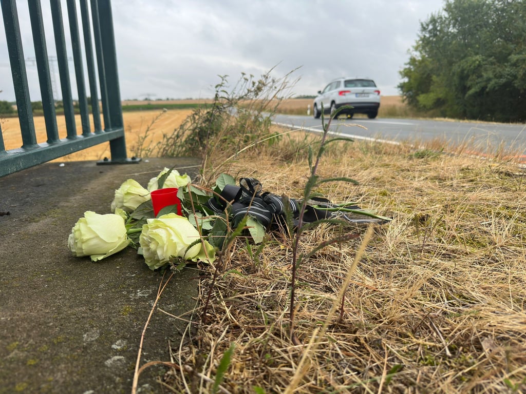 An der Unfallstelle zwischen Sangerhausen und Othal liegen Blumen.