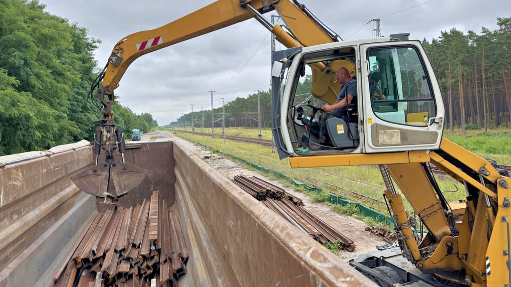 Mitarbeiter einer Metallfirma verladen Schienen in der Nähe des Bahnhofs Glöwen, um Baufreiheit für die Generalsanierung der Strecke Berlin-Hamburg zu schaffen.