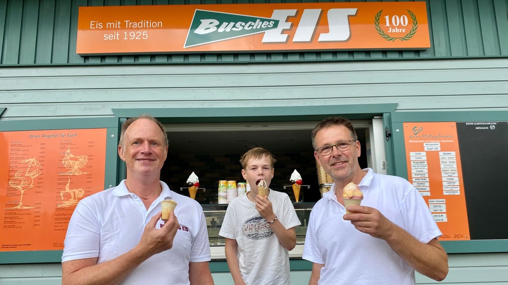 Seit 100 Jahren steht die Eisdiele Busche in Wernigerode für kalte Erfrischungen. Für die Herstellung sind Lutz Busche (rechts) - hier mit Sohn Jan - und Matthias Dietrich zuständig.