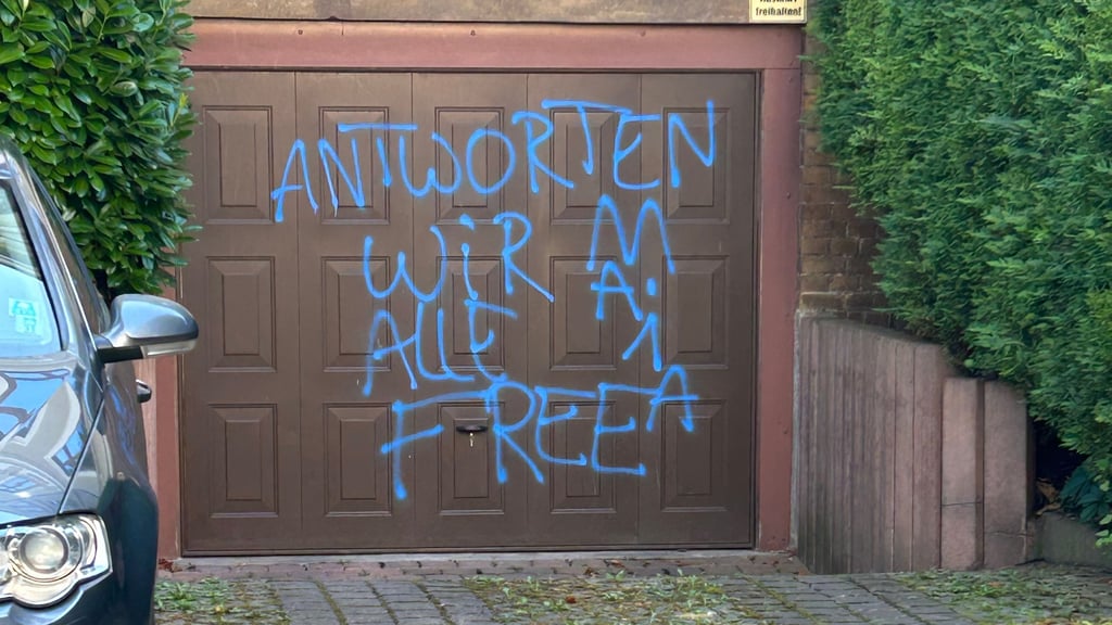 Spuren des Farbangriffs an der Geschäftsstelle des CDU-Kreisverbandes in der Ulestraße