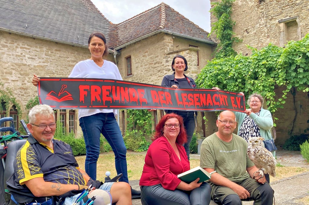 Freuen sich auf die Bernburger Lesenacht am 2. August im Kloster: Fred Falke (von links), Corinna Richter, Stephanie Eifert, Jette Jansen, Eulenmann Jens Haberland mit Virginia-Uhu Oli und Annett Anders.