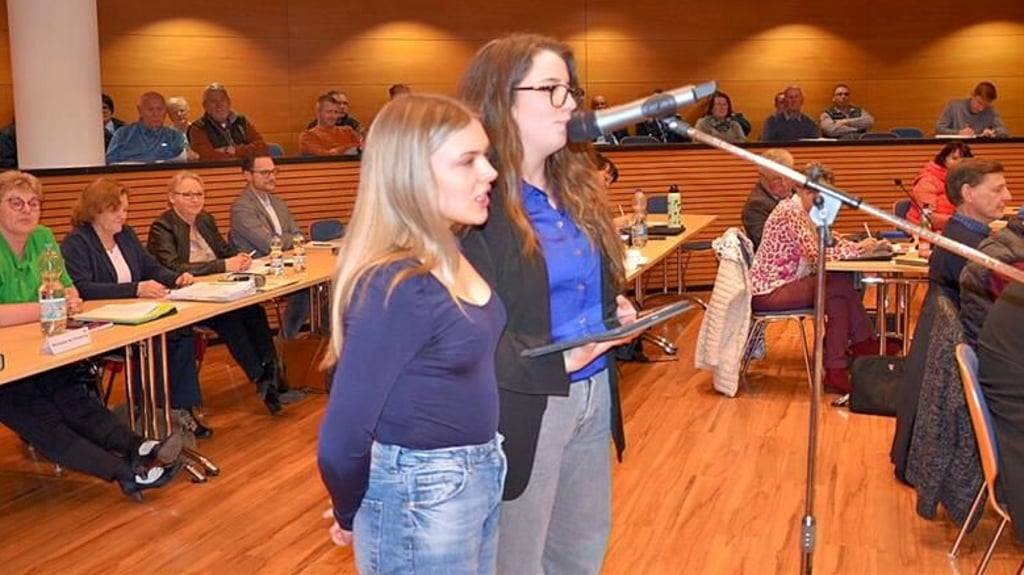 März 2025: Lucie Linge (links) und Martha Czuratis bitten im Stadtrat um Unterstützung bei der Erstellung einer Internetseite.
