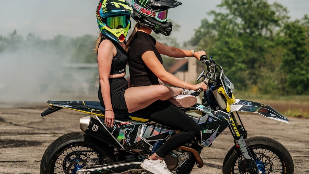 Svenja Böhme aus Magdeburg ist in mehreren Szenen des neuen Musikvideos von Rapper Kontra K zum Song "Kawasaki" zu sehen.