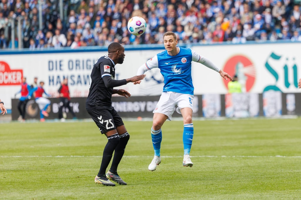 Dennis Dressel (rechts) traf 2024 mit Hansa Rostock auf den FCM um Silas Gnaka.