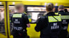 Die Berliner Polizei kontrolliert zum Beginn des Waffenverbots Menschen in den U-Bahnhöfen.