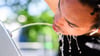 Viel trinken! Das ist an heißen Sommertagen und auch nach dem Sporttreiben besonders wichtig.