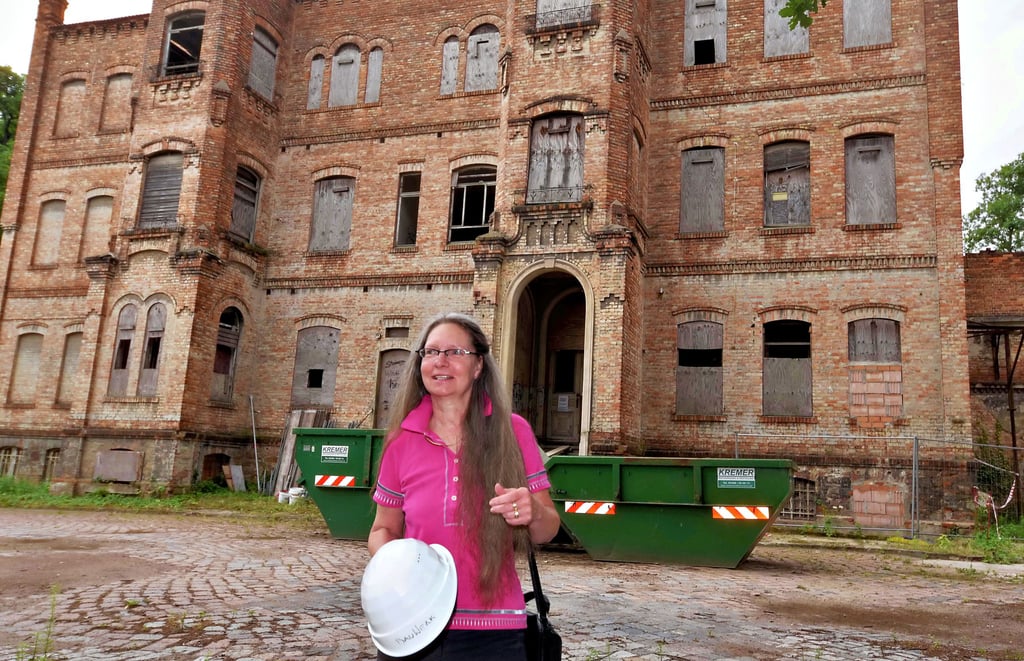 Martina Weißenmayer steht im Innenhof der Wittigschen Villa in Köthen. Sie ist Eigentümerin und Projektsteuerin der Sanierung.