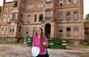 Martina Weißenmayer steht im Innenhof der Wittigschen Villa in Köthen. Sie ist Eigentümerin und Projektsteuerin der Sanierung.