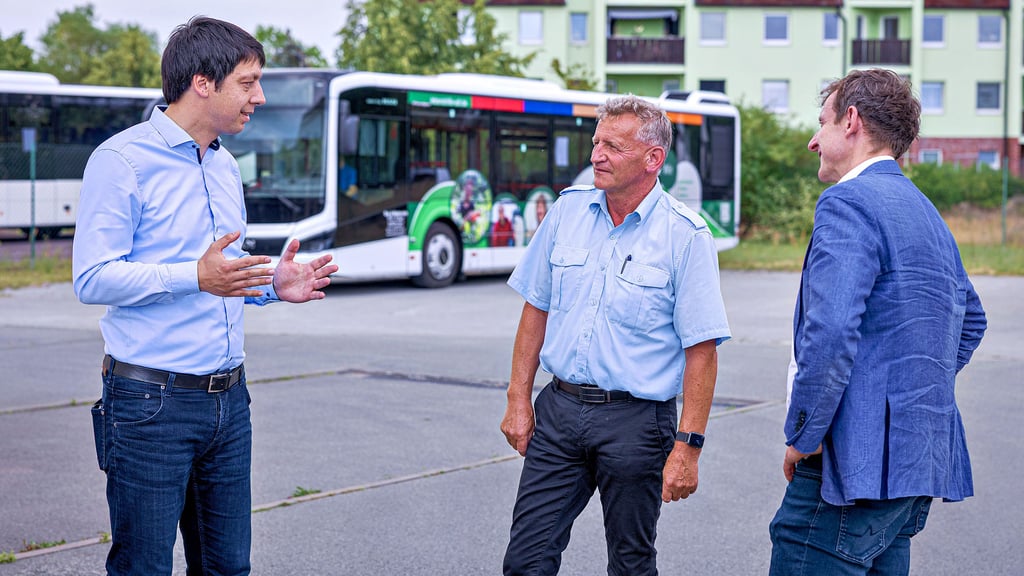 Landrat Patrick Puhlmann (von links) im Austausch mit Unternehmer Peter Krüger und Bürgermeister Andreas Brohm.