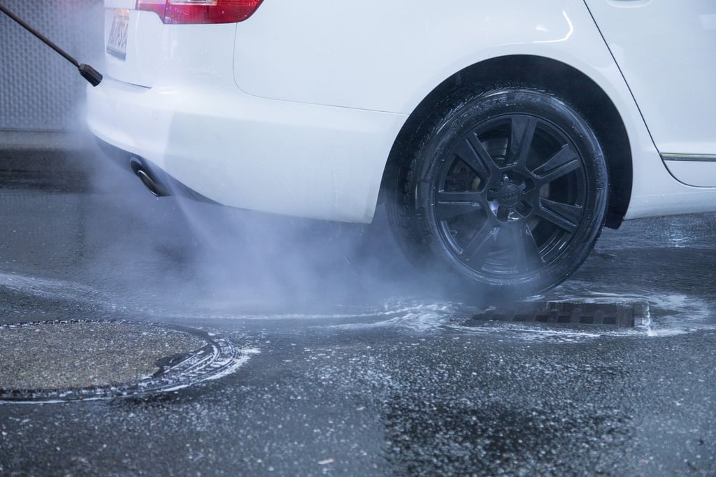 Selber waschen statt Waschanlage: Mit einem Hochdruckreiniger lässt sich das Auto gründlich reinigen.