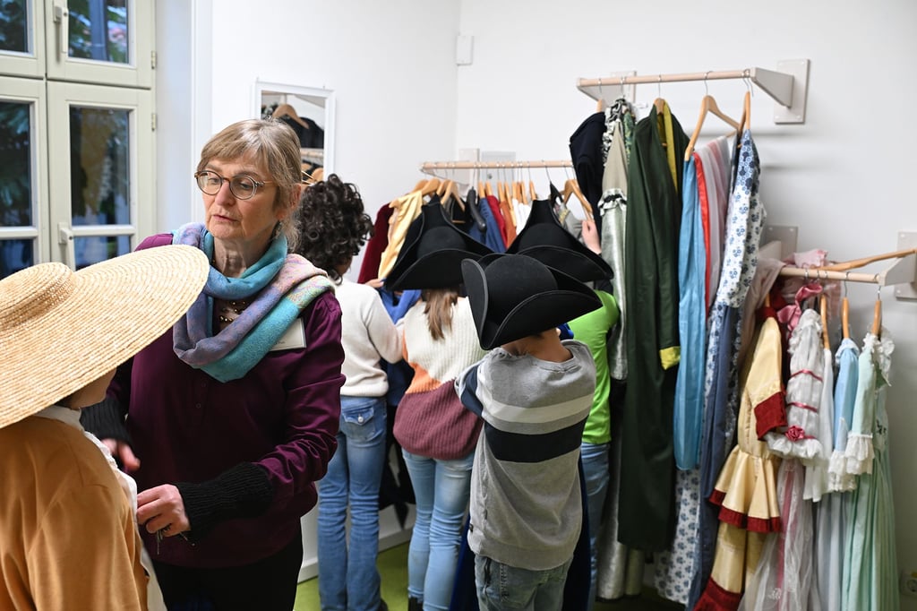 Kinder probieren Kleider und Kopfbedeckungen aus Gleims Zeiten.