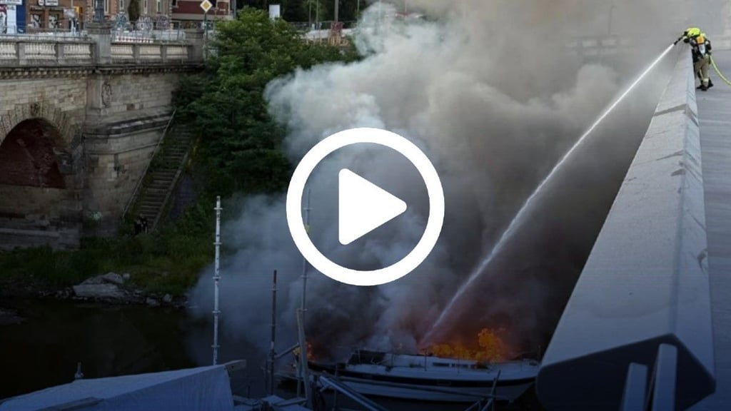 Ein Boot stand auf der Elbe in Magdeburg in Flammen. Die Feuerwehr löschte von der Zollbrücke aus.