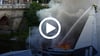 Ein Boot stand auf der Elbe in Magdeburg in Flammen. Die Feuerwehr löschte von der Zollbrücke aus.