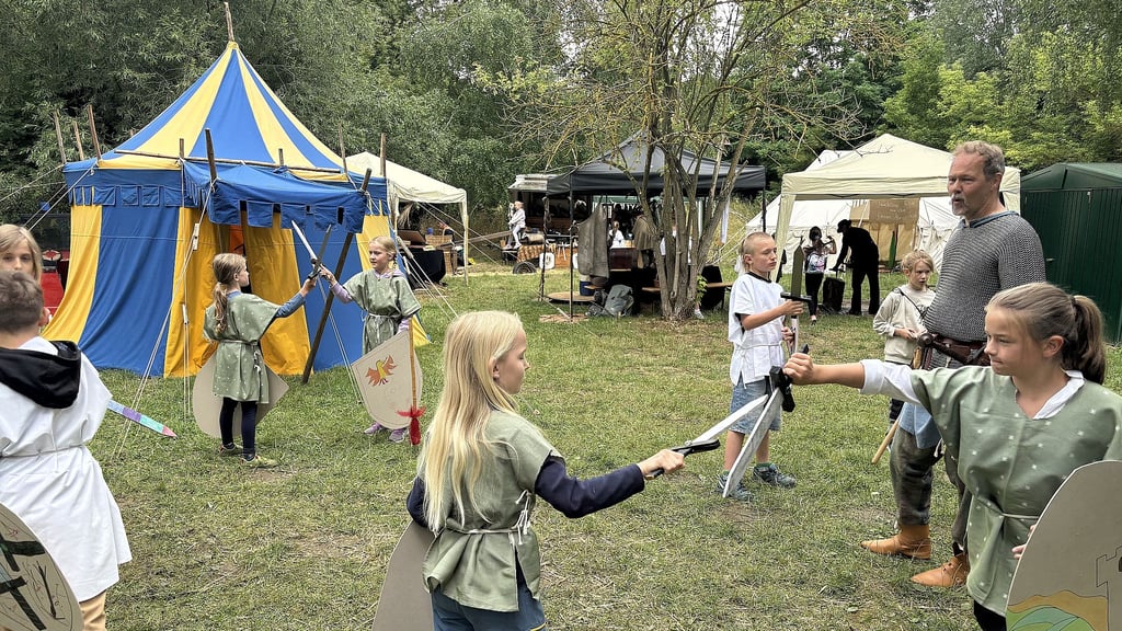 Zum 20-jährigen Jubiläum der Kinderstadt Andershausen gleicht der Ökogarten in Quedlinburg einem Ritterlager.