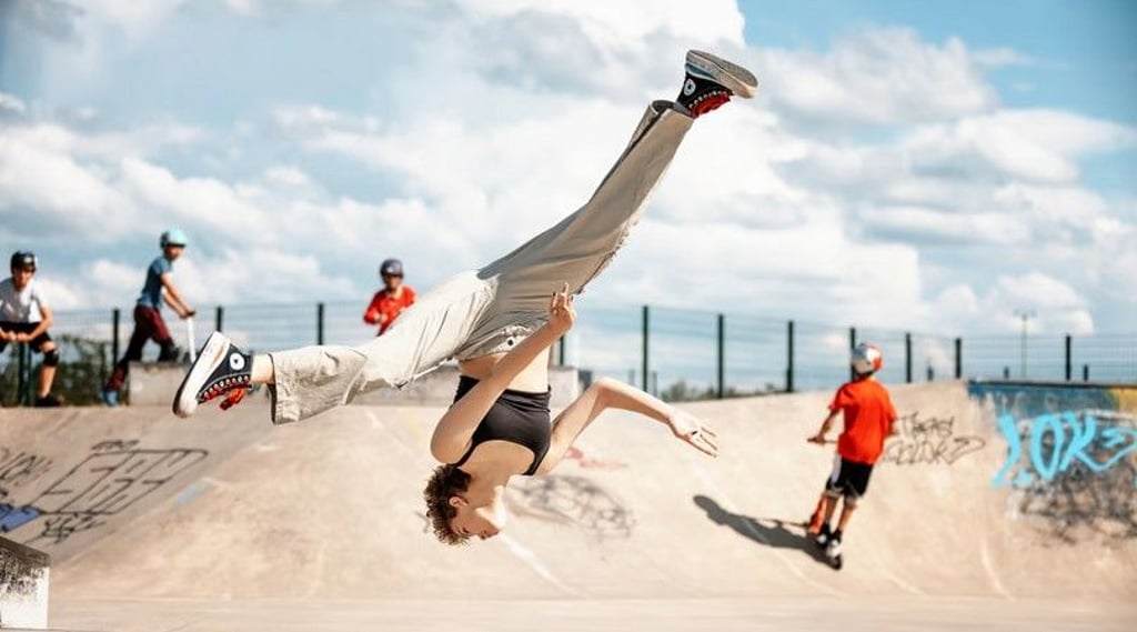 Wenn die junge Schauspielerin mal nicht am Set zu finden ist, dann tobt sie sich anderweitig aus. Auf der Skaterbahn übt sie coole Tricks.