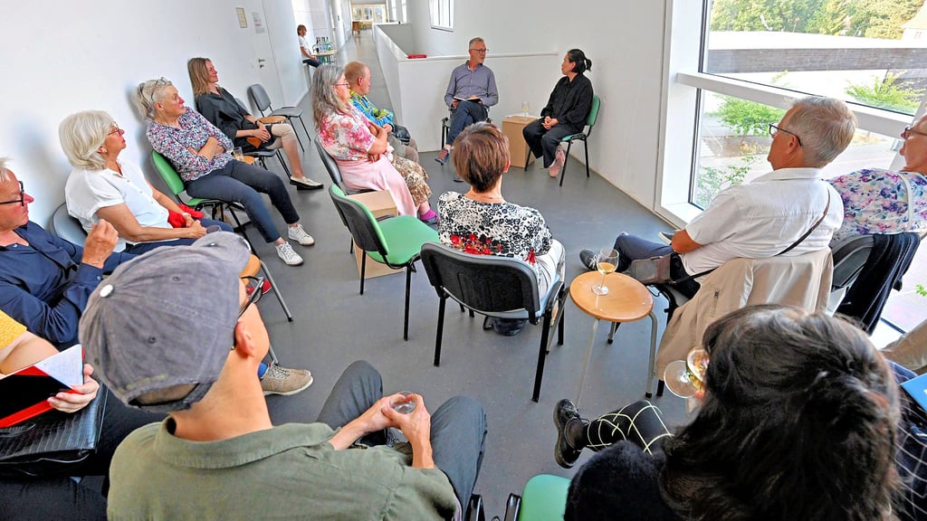 Beim Gespräch auf dem Flur erfahren die Gäste einiges über die Künstler, ehe sie einen Blick in deren Atelier werfen können.