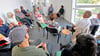 Beim Gespräch auf dem Flur erfahren die Gäste einiges über die Künstler, ehe sie einen Blick in deren Atelier werfen können.