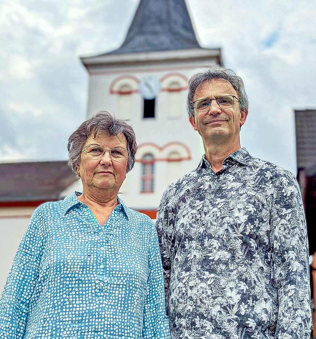 Chorvorständin Vera Schmidt und Pfarrer Rüdiger Worbes vor der Laurentiuskirche Bad Dürrenberg