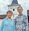 Chorvorständin Vera Schmidt und Pfarrer Rüdiger Worbes vor der Laurentiuskirche Bad Dürrenberg