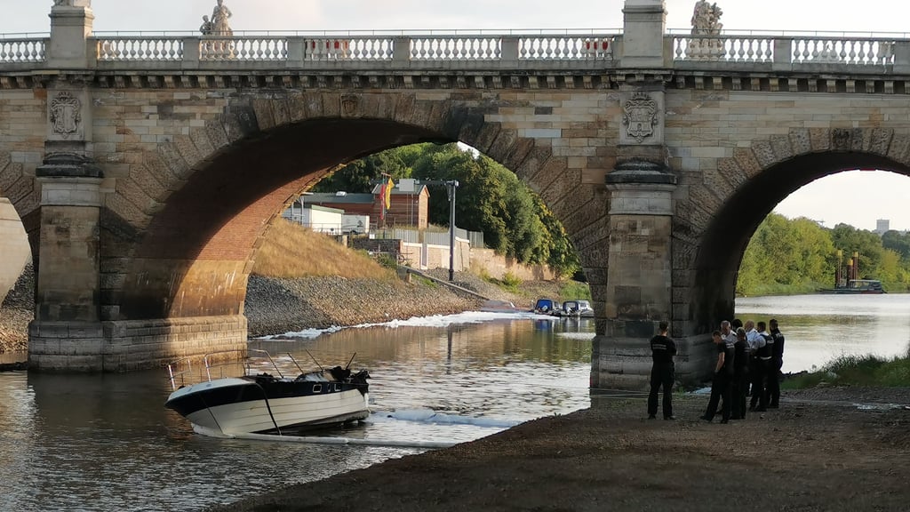 Eine Yacht ist wegen des niedrigen Wasserstands in der Zollelbe in Magdeburg auf Grund gelaufen - und brannte später aus.