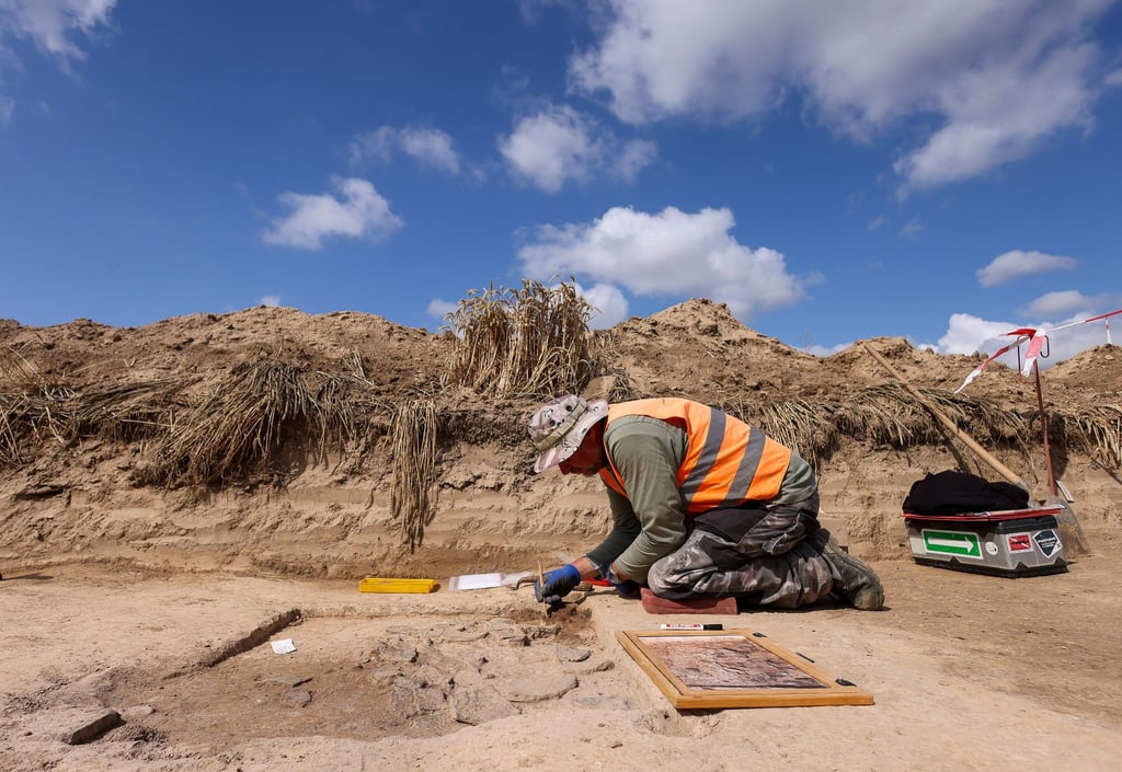 Vor dem Bau der B 169 zwischen Riesa und Salbitz führt das Sächsische Landesamt für Archäologie Voruntersuchungen durch, bei denen Funde von der Jungsteinzeit bis ins Mittelalter entdeckt wurden.