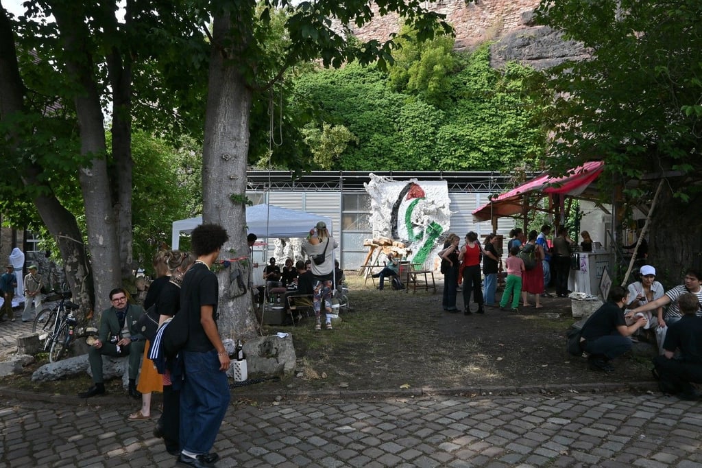Auf der Jahressaustellung war das große Relief mit Judensau und Palästina-Flagge zu sehen. Die Kunsthochschule widerspricht dieser Lesart des Kunstwerkes.