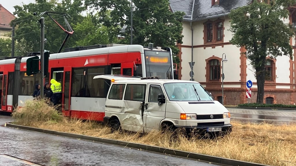 Der VW-Bus wurde bei dem Unfall schwer beschädigt.