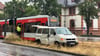 Der VW-Bus wurde bei dem Unfall schwer beschädigt.
