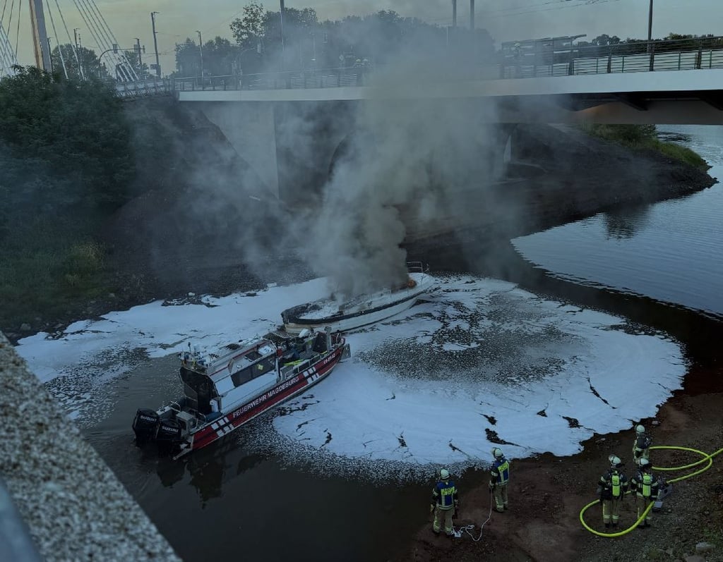 Der Brand der dänischen Yacht auf der Elbe bei Magdeburg sorgte für eine starke Rauchentwicklung.