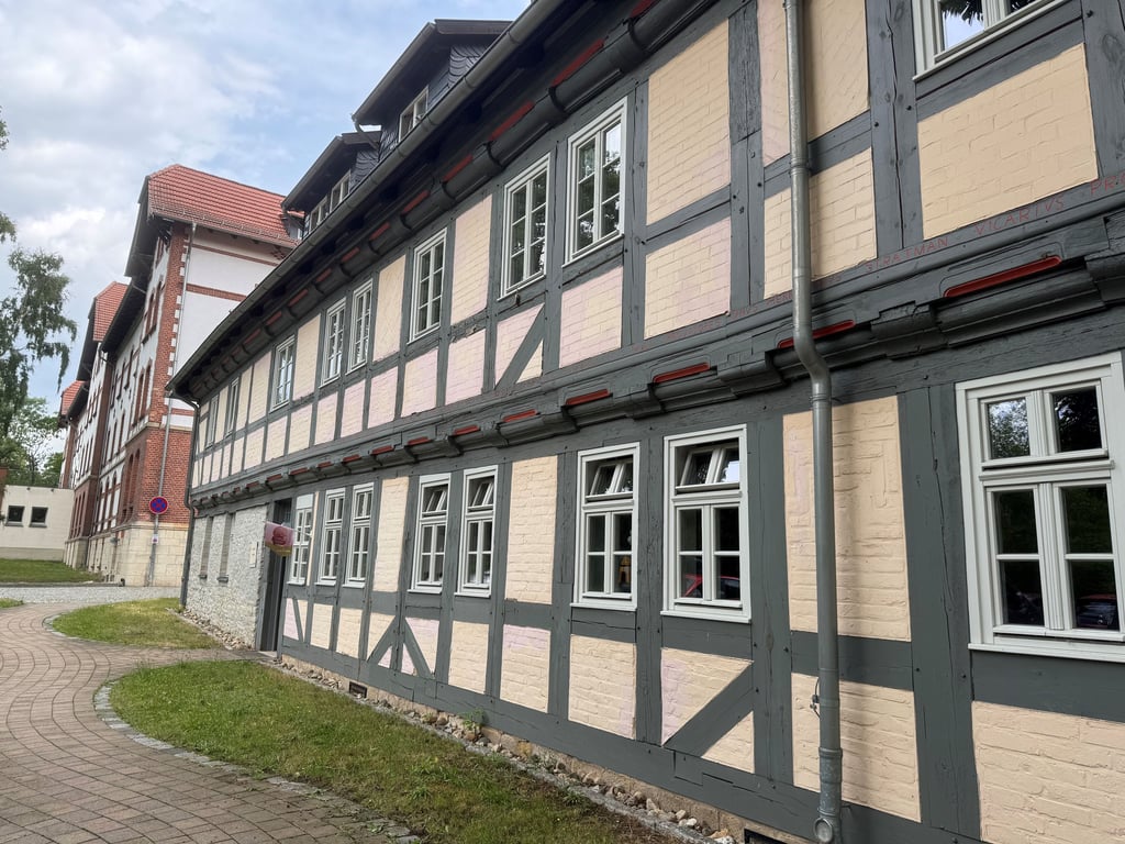 In einem hübschen Fachwerkhaus "versteckt" sich das Café Cecilie in Halberstadt. Das öffentliche Café ist im gleichnamigen Seniorenpark in der Hospitalstraße zu finden.
