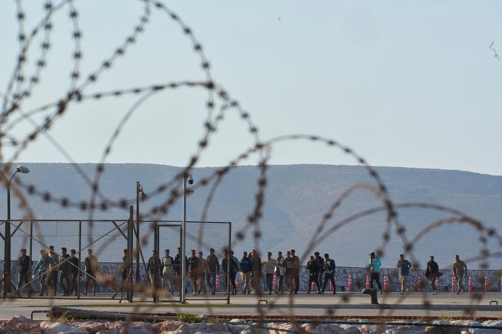 Aus dem Mittelmeer gerettete Migranten, hier im griechischen Hafen von Lavrio.