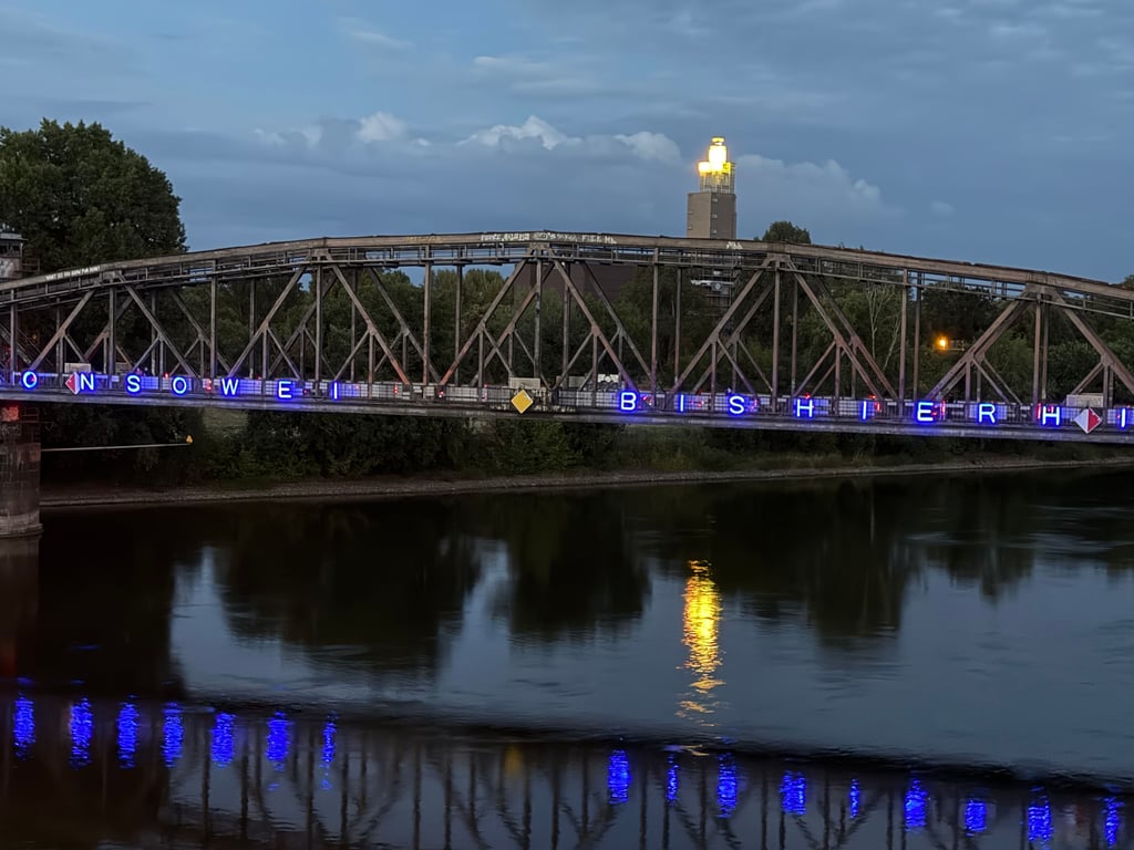 „Von so weit her bis hierhin“ – doch einige Buchstaben der Lichtinstallation an der Magdeburger Hubbrücke bleiben derzeit dunkel.