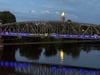 „Von so weit her bis hierhin“ – doch einige Buchstaben der Lichtinstallation an der Magdeburger Hubbrücke bleiben derzeit dunkel.