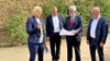 Energie und Umweltminister Armin Willingmann (2.v.r.) lässt sich von Stadtplanerin Nina Szebrowski im Beisein von Bürgermeister Bernhard Hieber  (2.v.l.) und  Holger Waldmann das geplante Klimabeet erklären. 