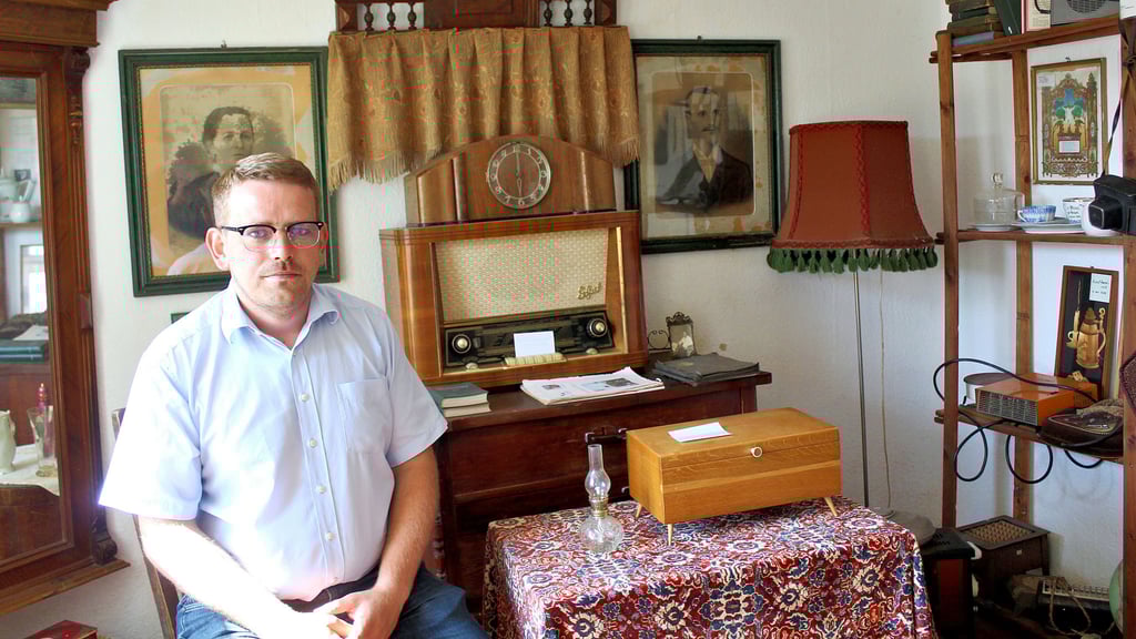 Ortsbürgermeister Lukas-Carsten Köppe in der Heimatstube von Jerchel. Das kleine Häuschen wurde Ende des 19. Jahrhunderts vom Förster Otte gebaut und war noch bis 1999 Wohnhaus, bis es schließlich von der damals noch eigenständigen Gemeinde Jerchel gekauft wurde.