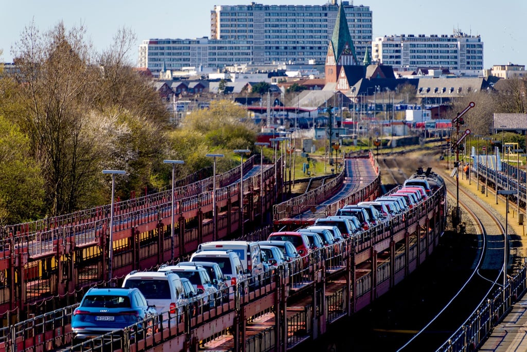 Huckepack genommen: Aber geht von den Fahrzeugen auf dem Autozug eigentlich eine Betriebsgefahr aus? Ein Gericht musste in einem Fall auch diese Frage klären.