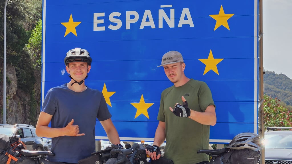 Thomas (l.) und Michael Kress veranstalten 2026 ein Bikepacking-Abenteuer ab Magdeburg. In der Vergangenheit sind sie selbst solche Touren gefahren, wie 2023 nach Barcelona.