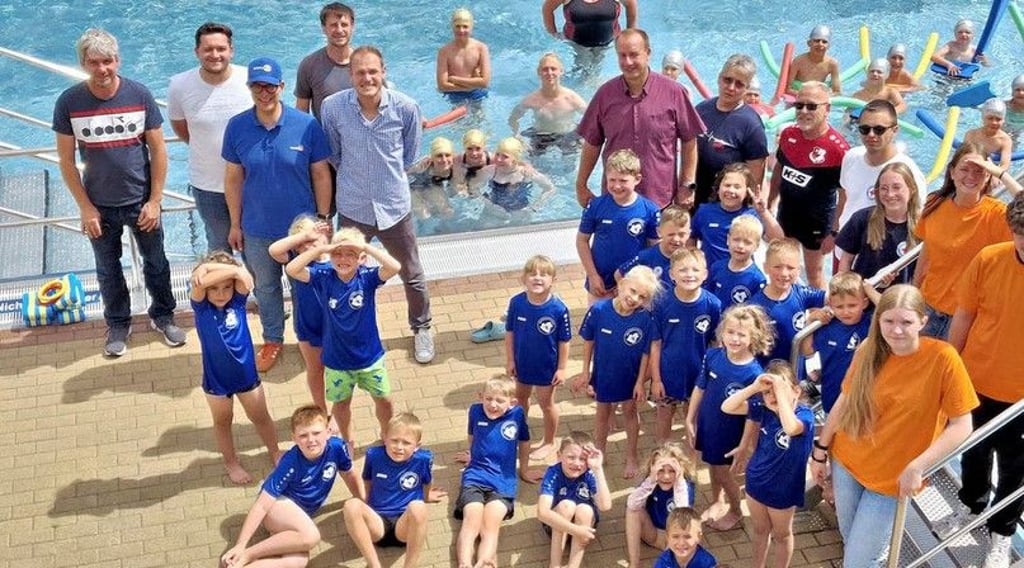 Von acht Trainern bekommen 45 Kinder im Neubornaer Erlebnisbad „Saaleperle“ derzeit das Schwimmen beigebracht.