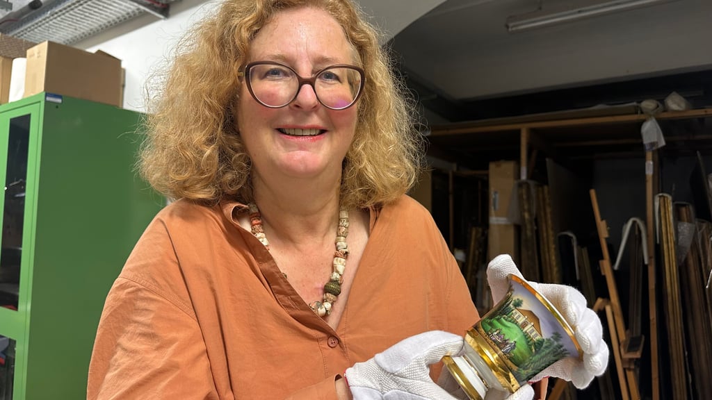 Vorsichtig hält Gabriele Köster, Direktorin des Kulturhistorischen Museums in Magdeburg, die Biedermeiertasse aus dem 19. Jahrhundert. Sie ist nicht nur alt, sondern offenbart Geschichten.