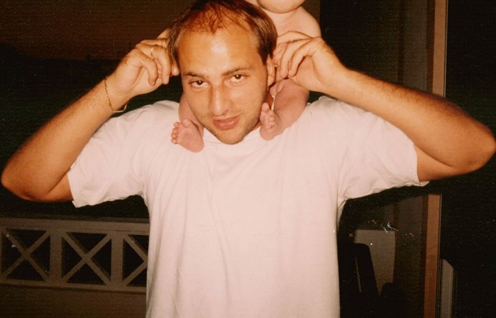 1998 saß Sohn Mike noch auf den Schultern seines Vaters. Nun fehlt von dem Mörder seit 26 Jahren jede Spur.
