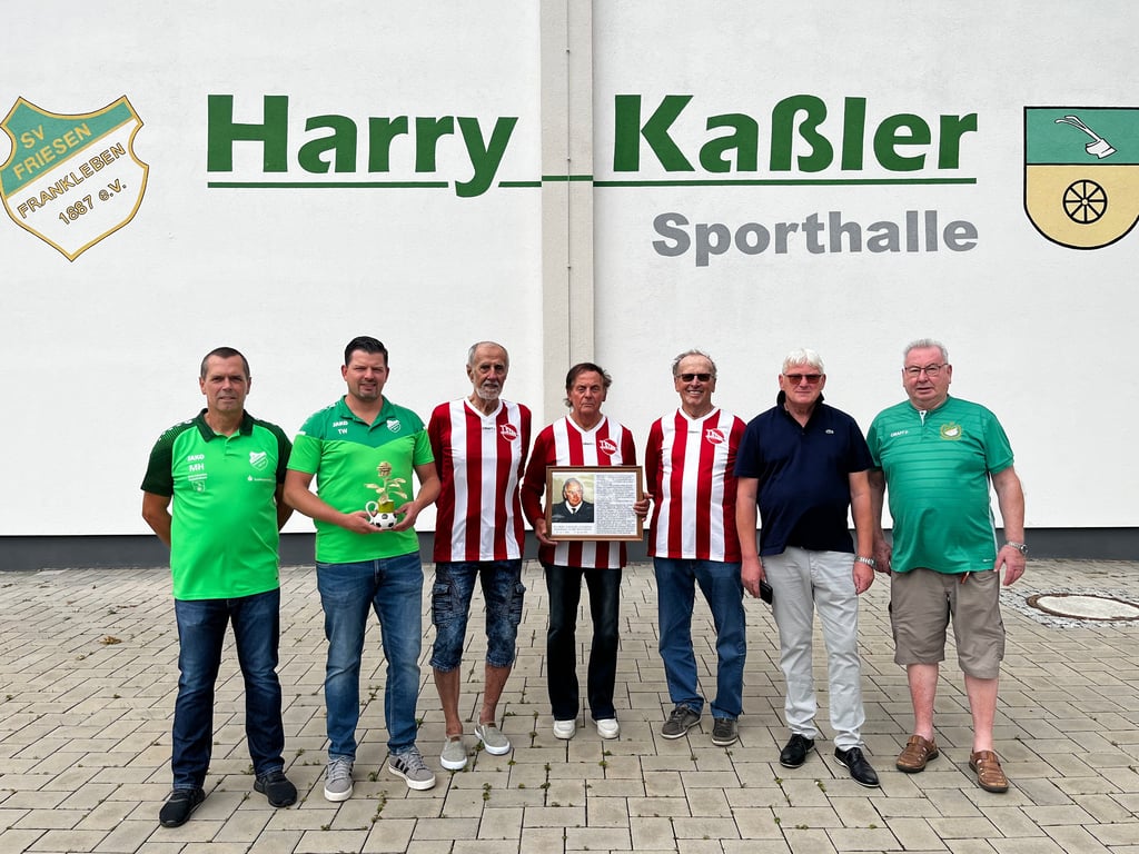 Zum 100. Geburtstag von Erfolgstrainer Harry Kaßler und dem 65. Jahrestag des DDR-Meister-Jubiläums kamen am Mittwoch an der Sporthalle in Frankleben der Friesen-Vize Michael Hofmann (v.l.), Friesenchef Thomas Wasner, die 1960er DDR-Meister Volker Rauchfuß, Karl-Heinz Vergin und Klaus Hensel, Franklebens Ortsbürgermeister Günter Küster sowie Friesen-Ehrenmitglied Jürgen Pohle zusammen.