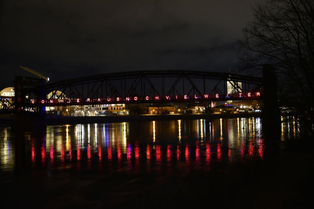 Lichtinstalltion an der Hubbrücke in Magdeburg: Auf der Südseite steht "Von hier aus noch viel weiter".
