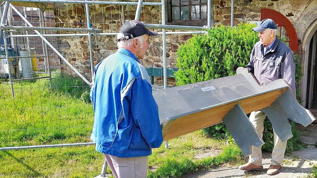 Volker Reinhardt (l.) vom Gemeindekirchenrat und Jürgen Heinecke haben in mehreren Einsätzen der Kirchen-Engel Bänke aus dem Gebäude getragen.