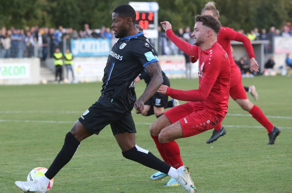 Vor drei Jahren spielte Felix Behling (r.) mit Schöningen im Benefizspiel gegen den 1. FC Magdeburg (mit Moritz Kwarteng). Demnächst wird er das Trikot des VfB Ottersleben tragen,