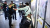 Die Polizei kontrolliert in Berlin Menschen nach Waffen.