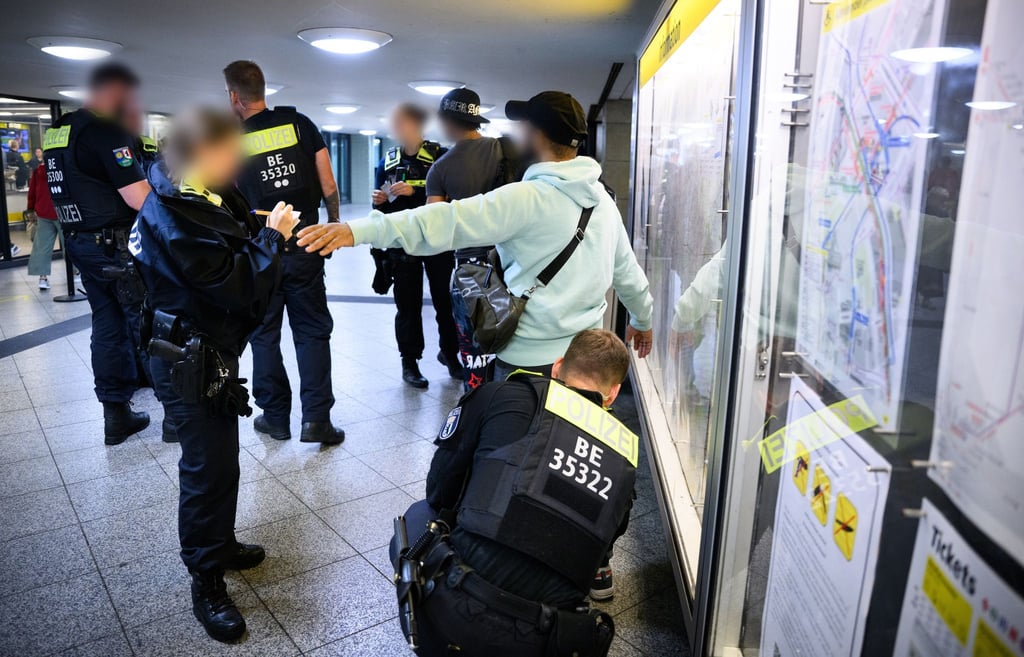 Die Polizei kontrolliert in Berlin Menschen nach Waffen.
